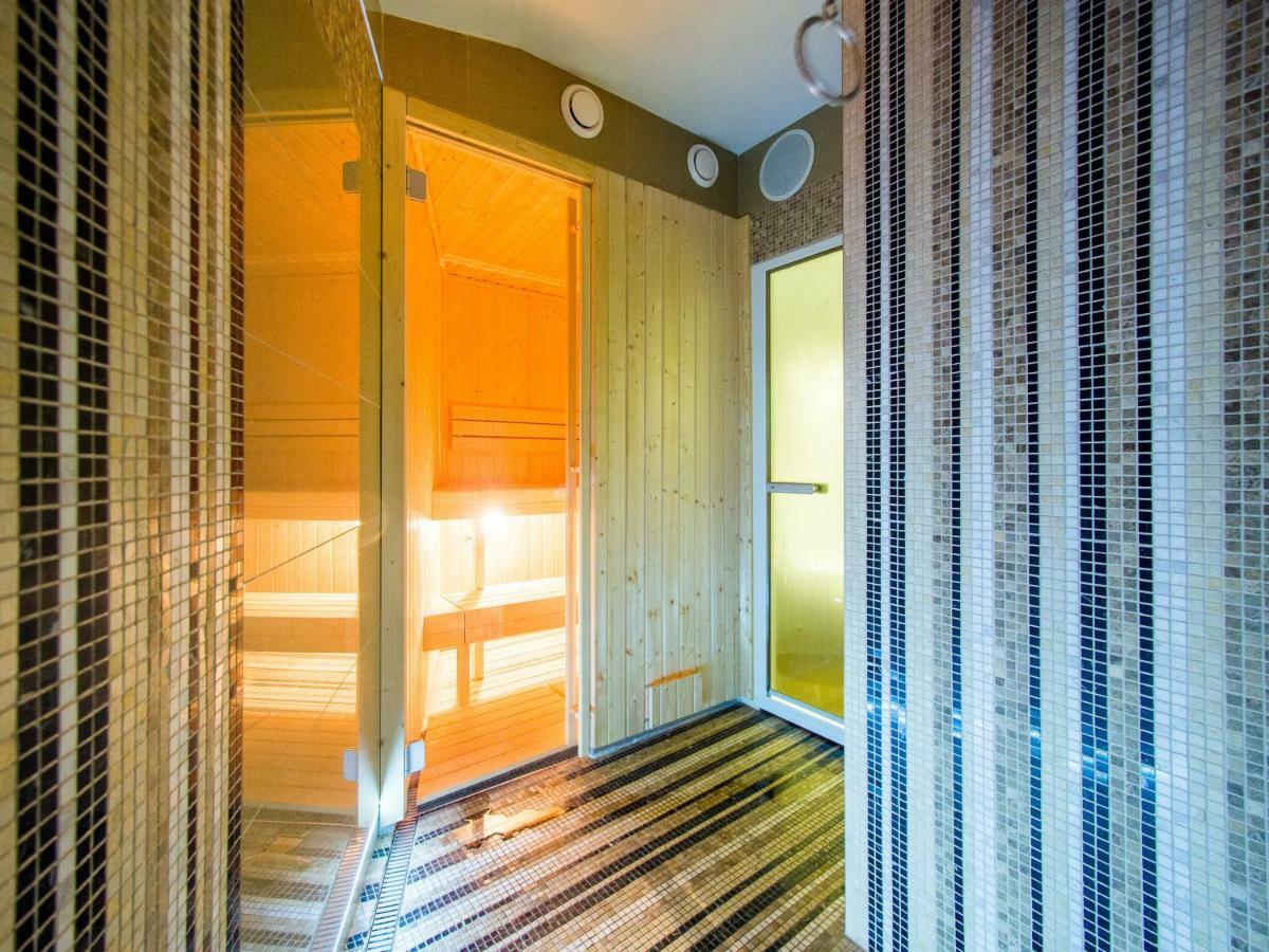 Hotel Krystal Лугачовице Экстерьер фото