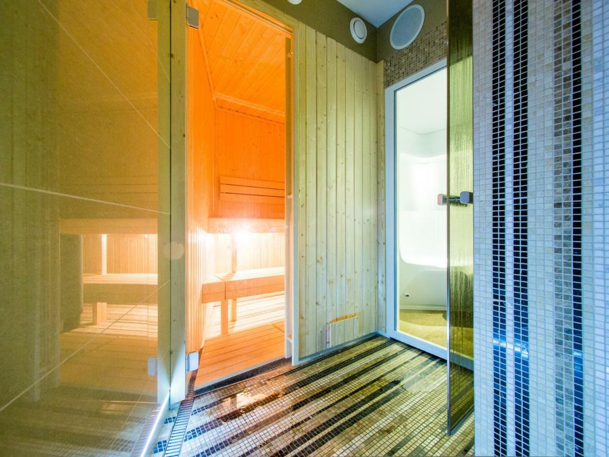 Hotel Krystal Лугачовице Экстерьер фото
