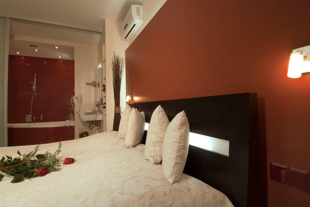 Hotel Krystal Лугачовице Экстерьер фото